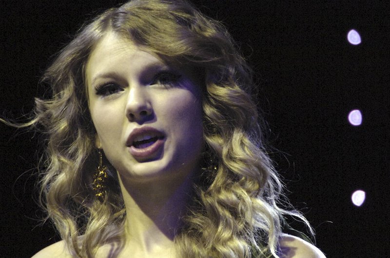 Taylor Swift at 2010 NARM Convention — photo 45