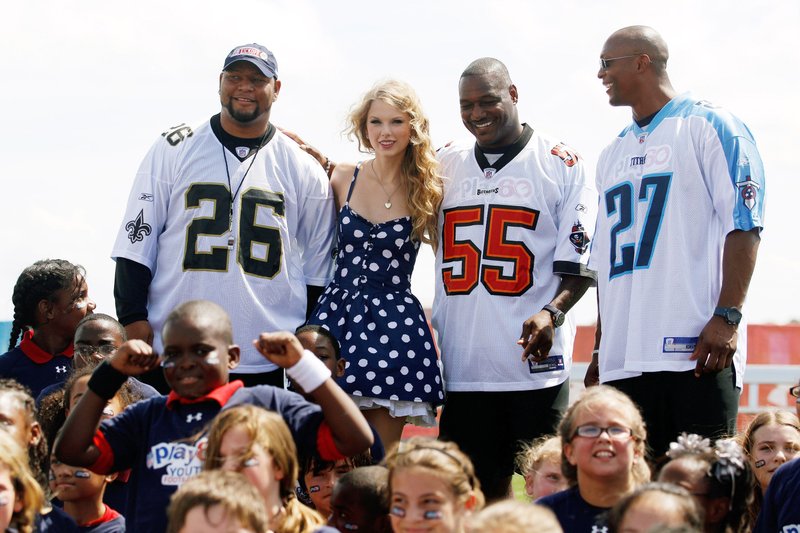 Taylor Swift at NFL's Play 60 Campaign — photo 3