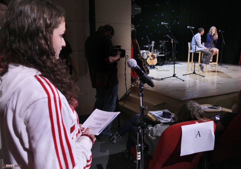 Taylor Swift at Read Now! With Taylor Swift — photo 5