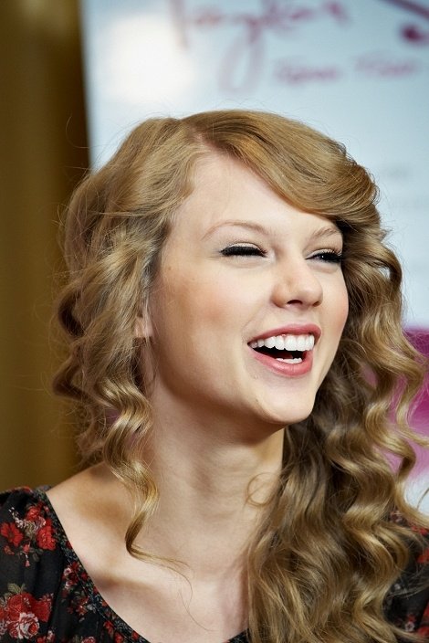 Taylor Swift at Speak Now Japan Press Conference — photo 5
