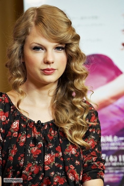 Taylor Swift at Speak Now Japan Press Conference — photo 7