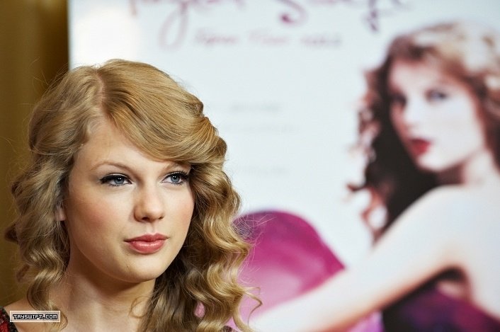 Taylor Swift at Speak Now Japan Press Conference — photo 11