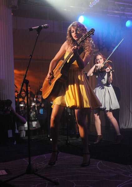 Taylor Swift at Speak Now Live Stream — photo 4