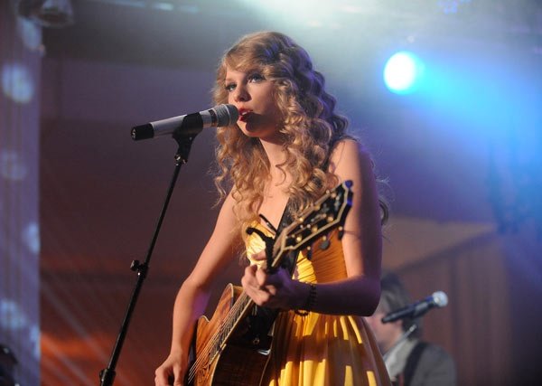 Taylor Swift at Speak Now Live Stream — photo 5