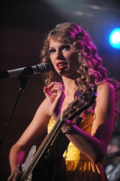 Taylor Swift at Speak Now Live Stream — photo 6