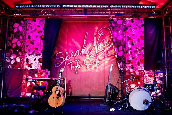 Taylor Swift at Speak Now Live Stream — photo 11