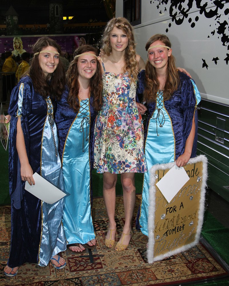 Taylor Swift at Taylor Swift's 13 Hour Meet & Greet — photo 20