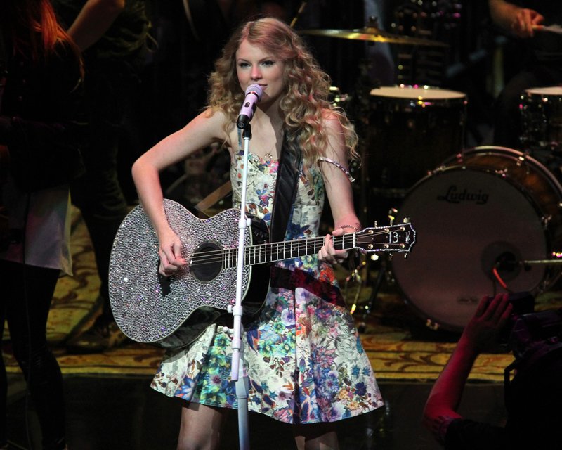 Taylor Swift at Taylor Swift's 13 Hour Meet & Greet — photo 23