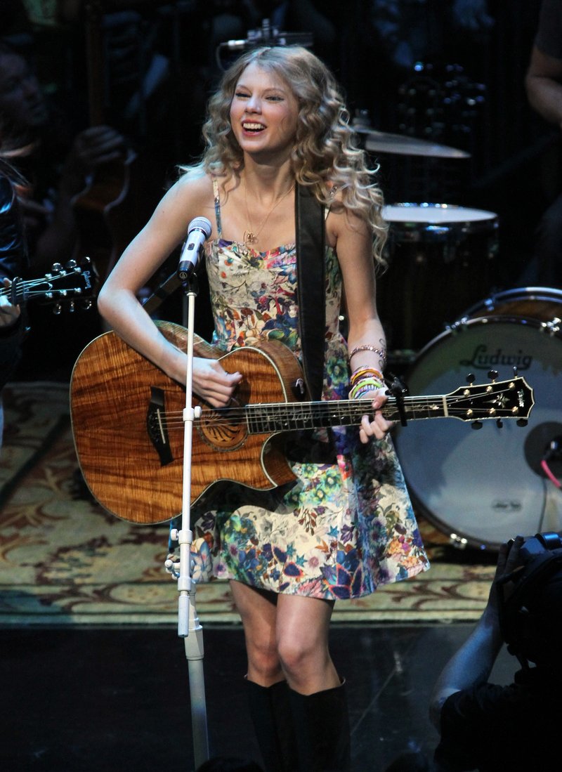 Taylor Swift at Taylor Swift's 13 Hour Meet & Greet — photo 31