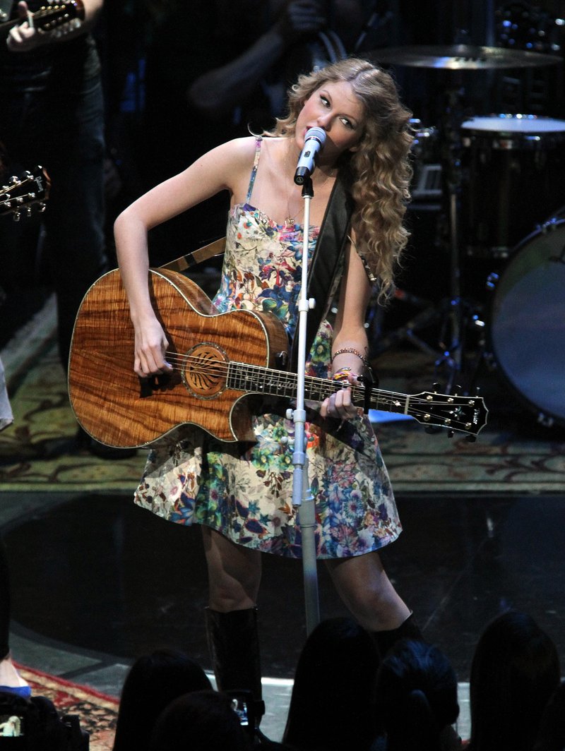 Taylor Swift at Taylor Swift's 13 Hour Meet & Greet — photo 33