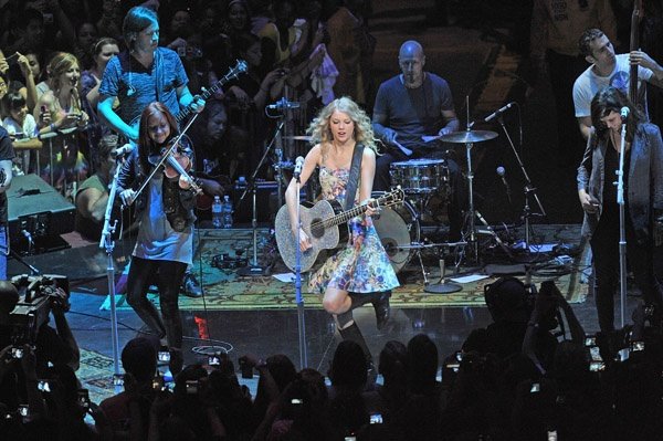 Taylor Swift at Taylor Swift's 13 Hour Meet & Greet — photo 37