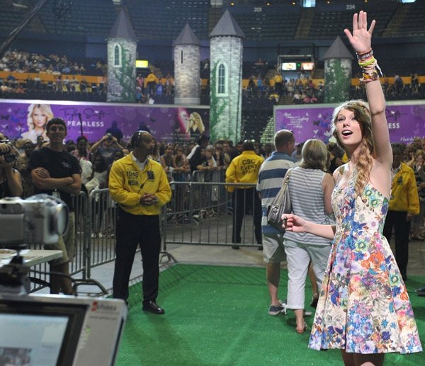 Taylor Swift at Taylor Swift's 13 Hour Meet & Greet — photo 38