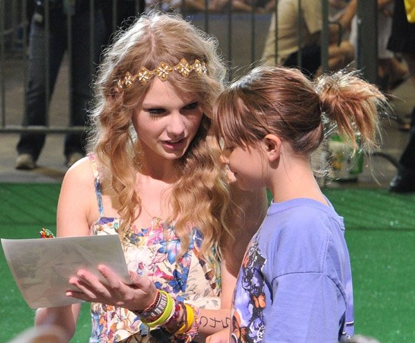 Taylor Swift at Taylor Swift's 13 Hour Meet & Greet — photo 39