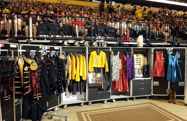 Taylor Swift at Taylor Swift's 13 Hour Meet & Greet — photo 43