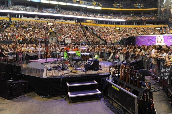 Taylor Swift at Taylor Swift's 13 Hour Meet & Greet — photo 45