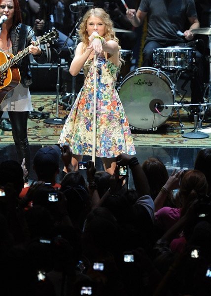 Taylor Swift at Taylor Swift's 13 Hour Meet & Greet — photo 49