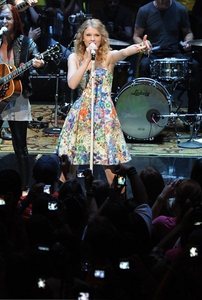 Taylor Swift at Taylor Swift's 13 Hour Meet & Greet — photo 51