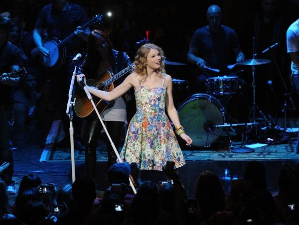 Taylor Swift at Taylor Swift's 13 Hour Meet & Greet — photo 54