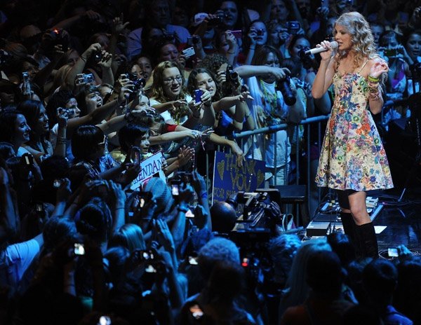 Taylor Swift at Taylor Swift's 13 Hour Meet & Greet — photo 66