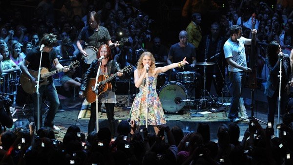 Taylor Swift at Taylor Swift's 13 Hour Meet & Greet — photo 75