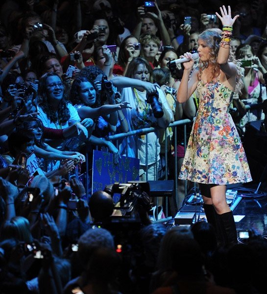 Taylor Swift at Taylor Swift's 13 Hour Meet & Greet — photo 79