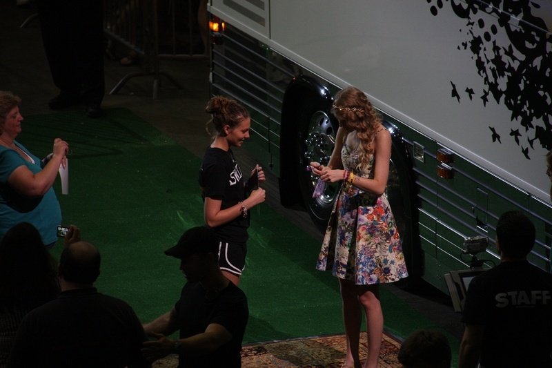 Taylor Swift at Taylor Swift's 13 Hour Meet & Greet — photo 98