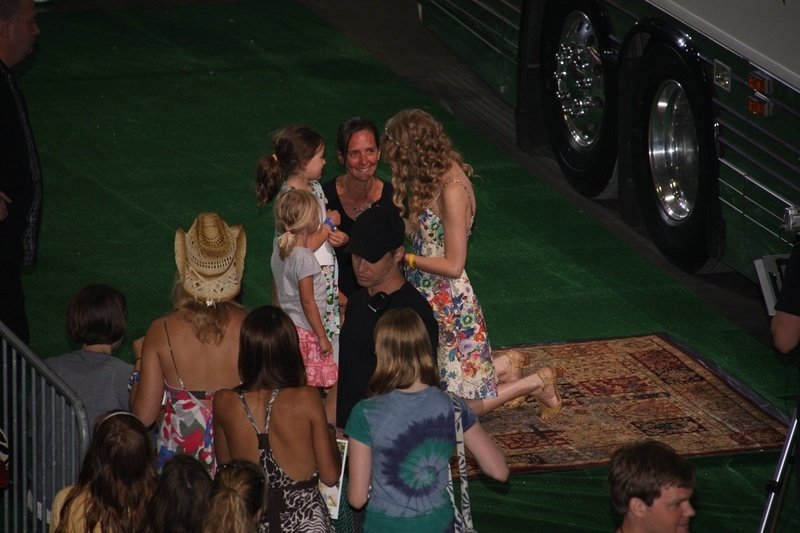 Taylor Swift at Taylor Swift's 13 Hour Meet & Greet — photo 105