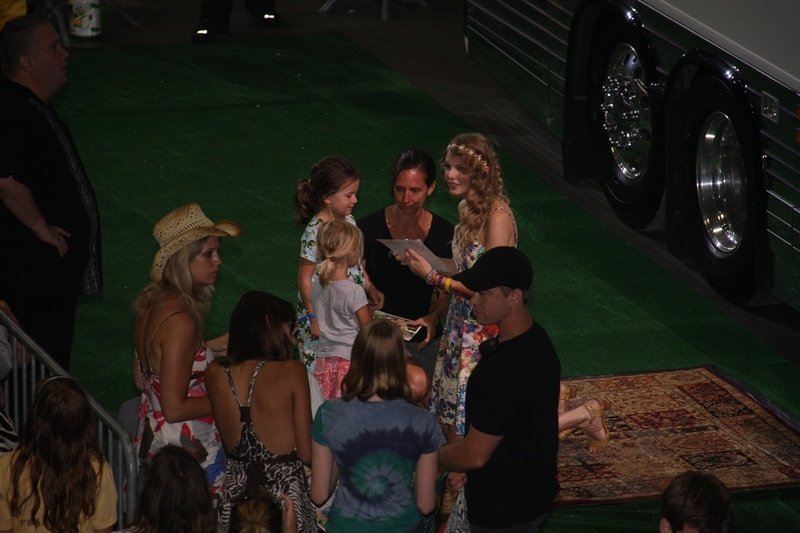Taylor Swift at Taylor Swift's 13 Hour Meet & Greet — photo 106