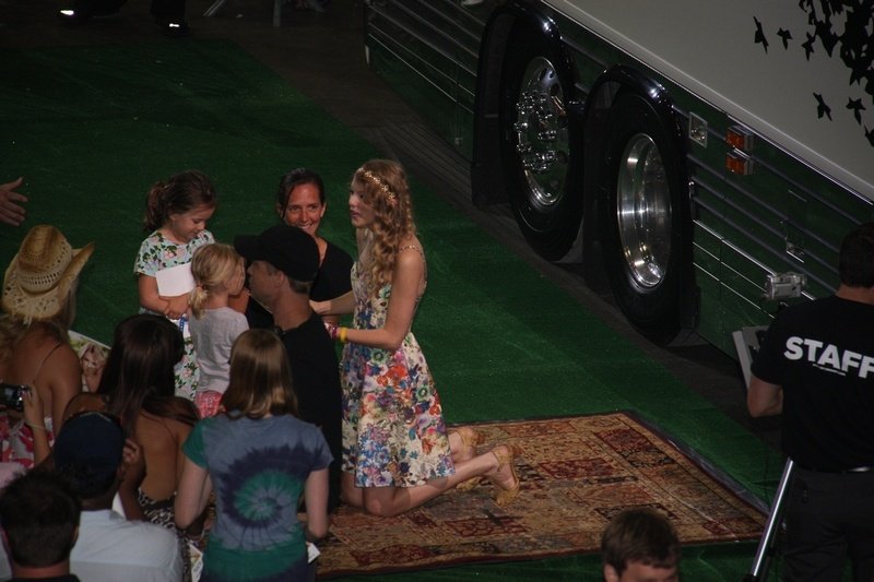 Taylor Swift at Taylor Swift's 13 Hour Meet & Greet — photo 107