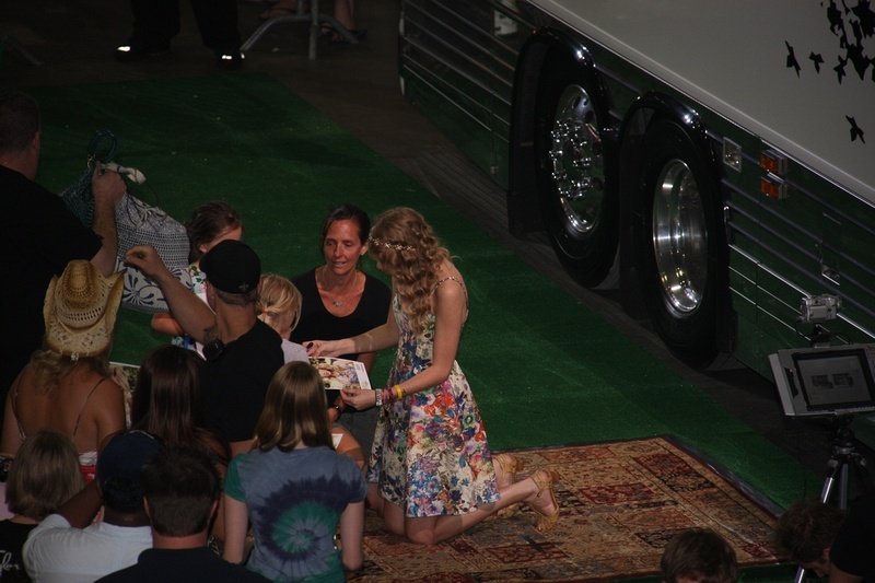 Taylor Swift at Taylor Swift's 13 Hour Meet & Greet — photo 108