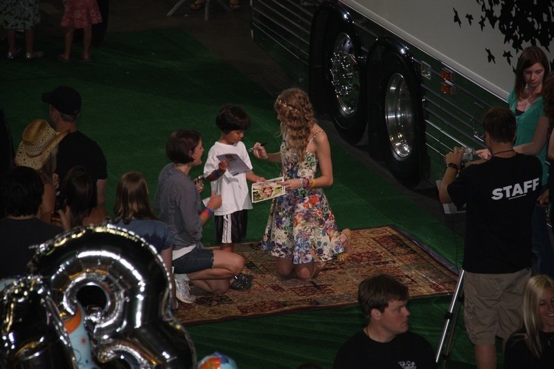 Taylor Swift at Taylor Swift's 13 Hour Meet & Greet — photo 112