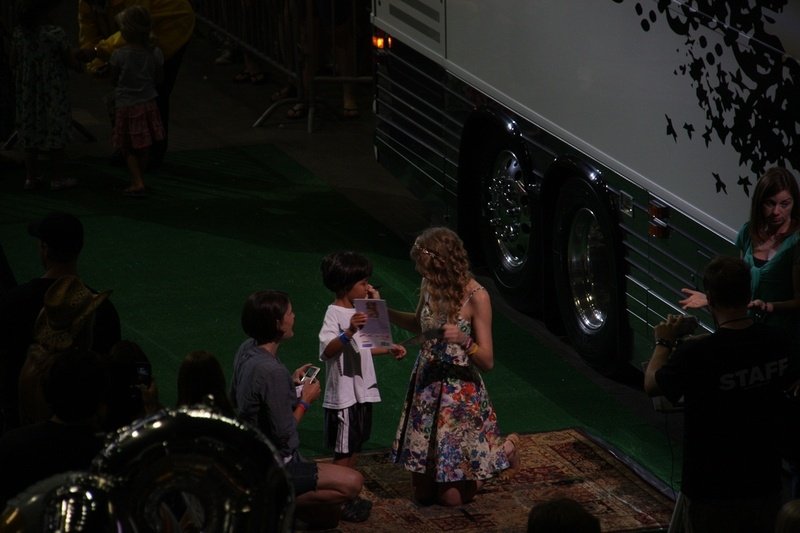 Taylor Swift at Taylor Swift's 13 Hour Meet & Greet — photo 113