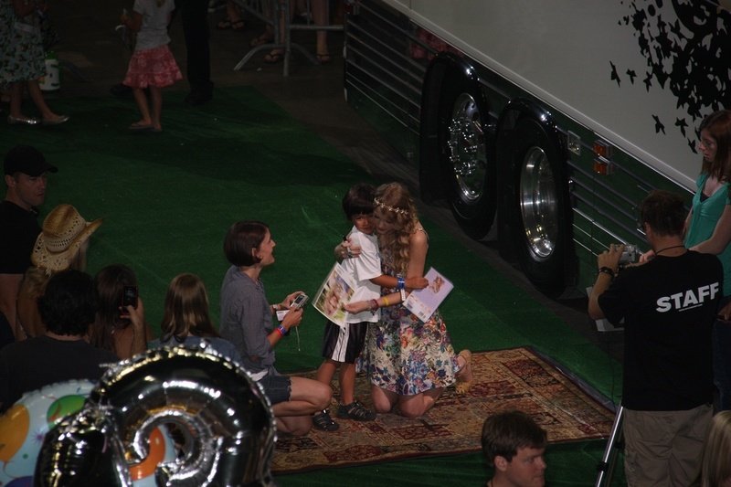 Taylor Swift at Taylor Swift's 13 Hour Meet & Greet — photo 114