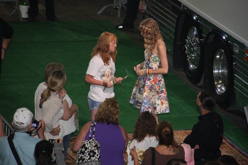 Taylor Swift at Taylor Swift's 13 Hour Meet & Greet — photo 117