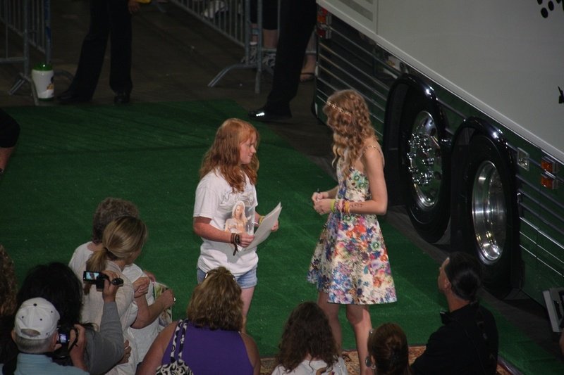 Taylor Swift at Taylor Swift's 13 Hour Meet & Greet — photo 119