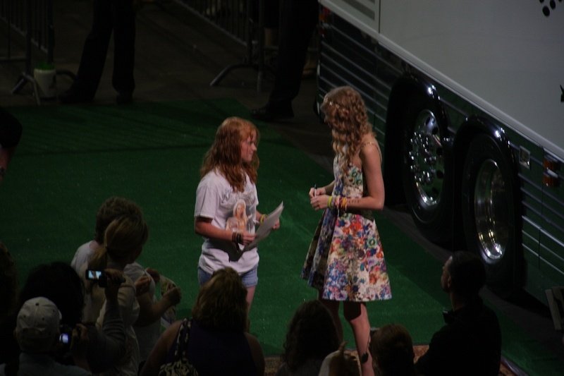 Taylor Swift at Taylor Swift's 13 Hour Meet & Greet — photo 120