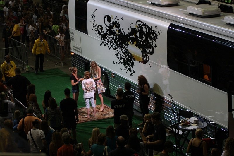 Taylor Swift at Taylor Swift's 13 Hour Meet & Greet — photo 131