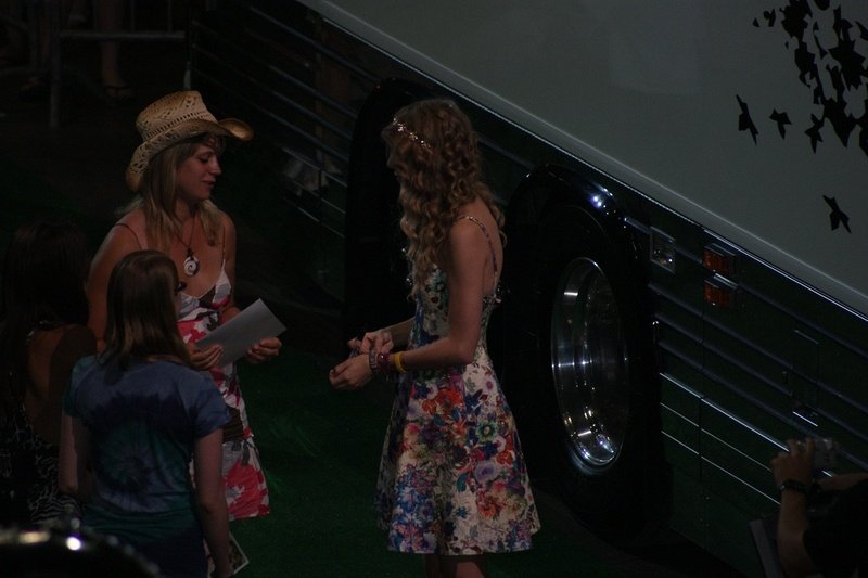 Taylor Swift at Taylor Swift's 13 Hour Meet & Greet — photo 138