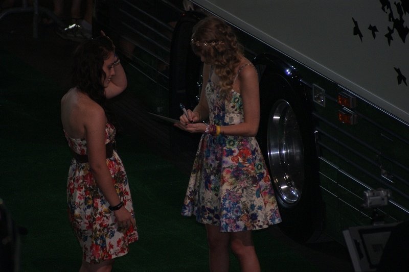 Taylor Swift at Taylor Swift's 13 Hour Meet & Greet — photo 140