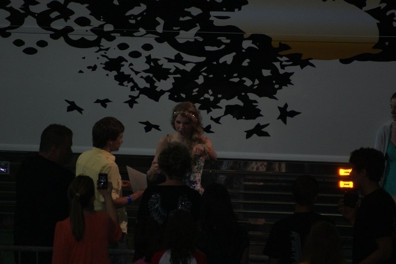 Taylor Swift at Taylor Swift's 13 Hour Meet & Greet — photo 143