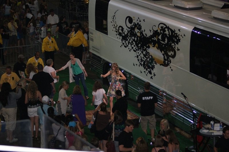 Taylor Swift at Taylor Swift's 13 Hour Meet & Greet — photo 147