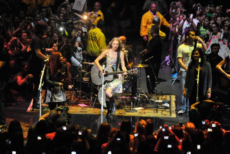 Taylor Swift at Taylor Swift's 13 Hour Meet & Greet — photo 211