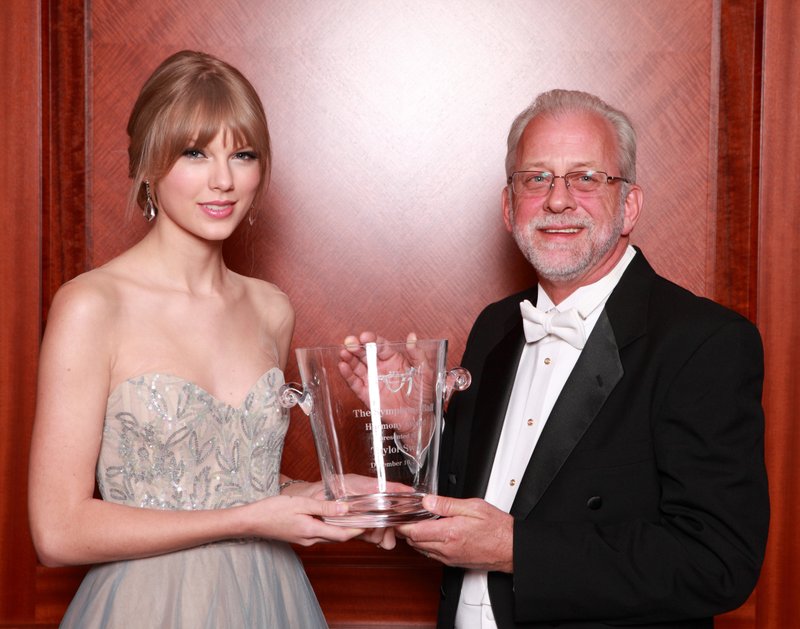 Taylor Swift at 27th Annual Symphony Ball — photo 4