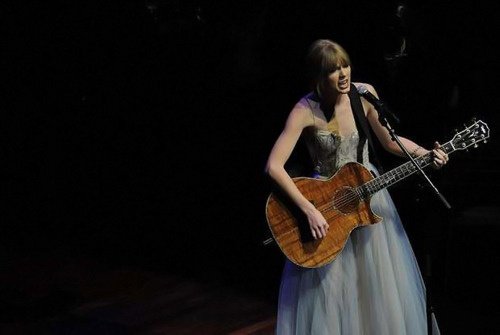 Taylor Swift at 27th Annual Symphony Ball — photo 19