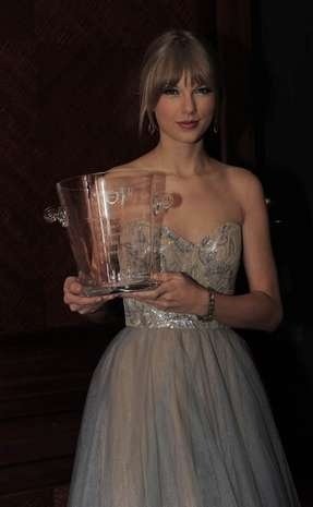 Taylor Swift at 27th Annual Symphony Ball — photo 22