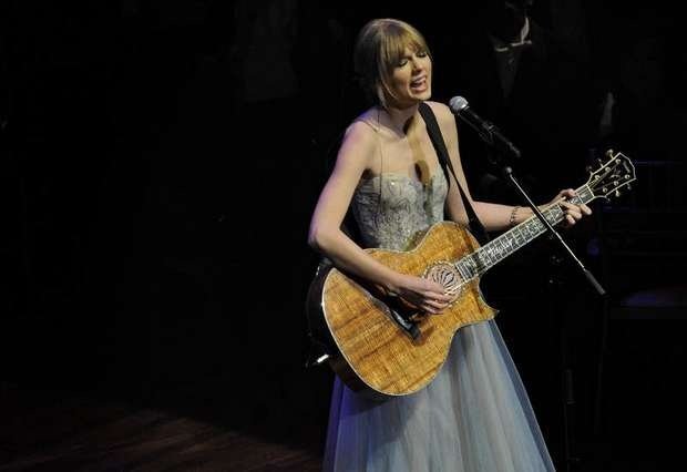 Taylor Swift at 27th Annual Symphony Ball — photo 28