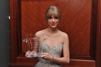 Taylor Swift at 27th Annual Symphony Ball — photo 30