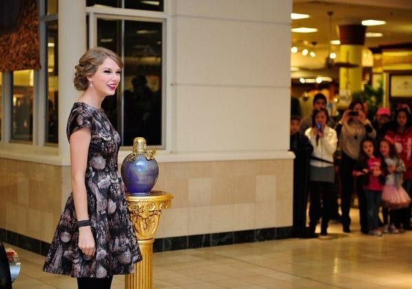 Taylor Swift at Belk Wonderstruck Fragrance Launch — photo 6