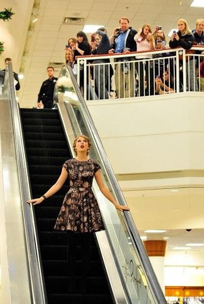 Taylor Swift at Belk Wonderstruck Fragrance Launch — photo 7