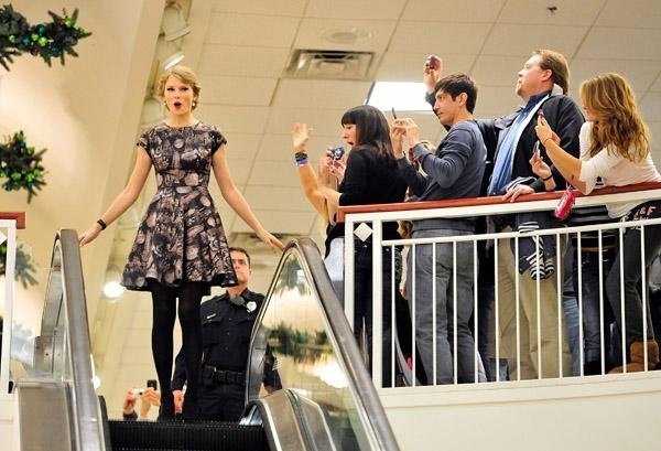 Taylor Swift at Belk Wonderstruck Fragrance Launch — photo 8